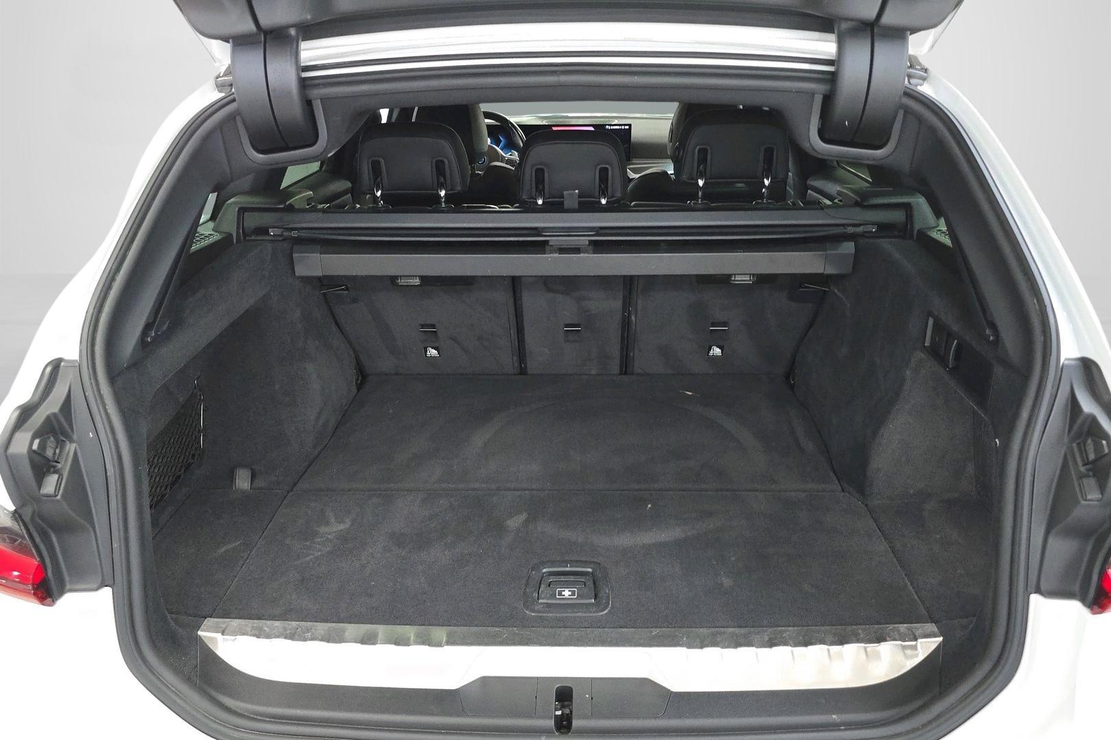 BMW 330 2023