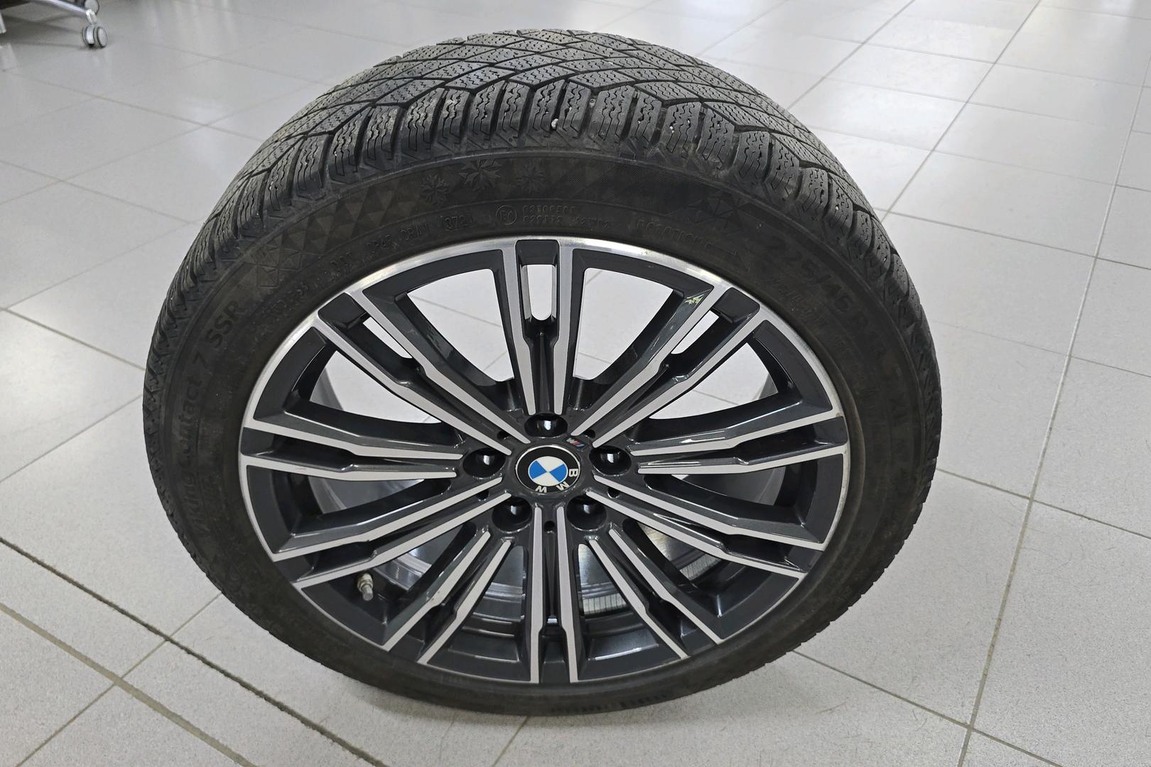 BMW 330 2023