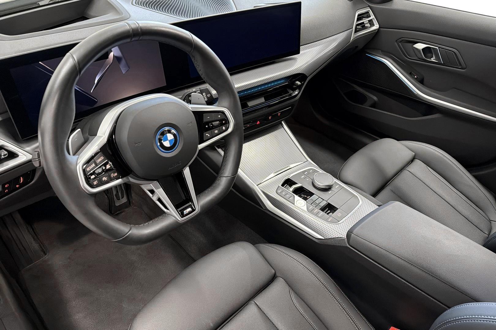 BMW 330 2025