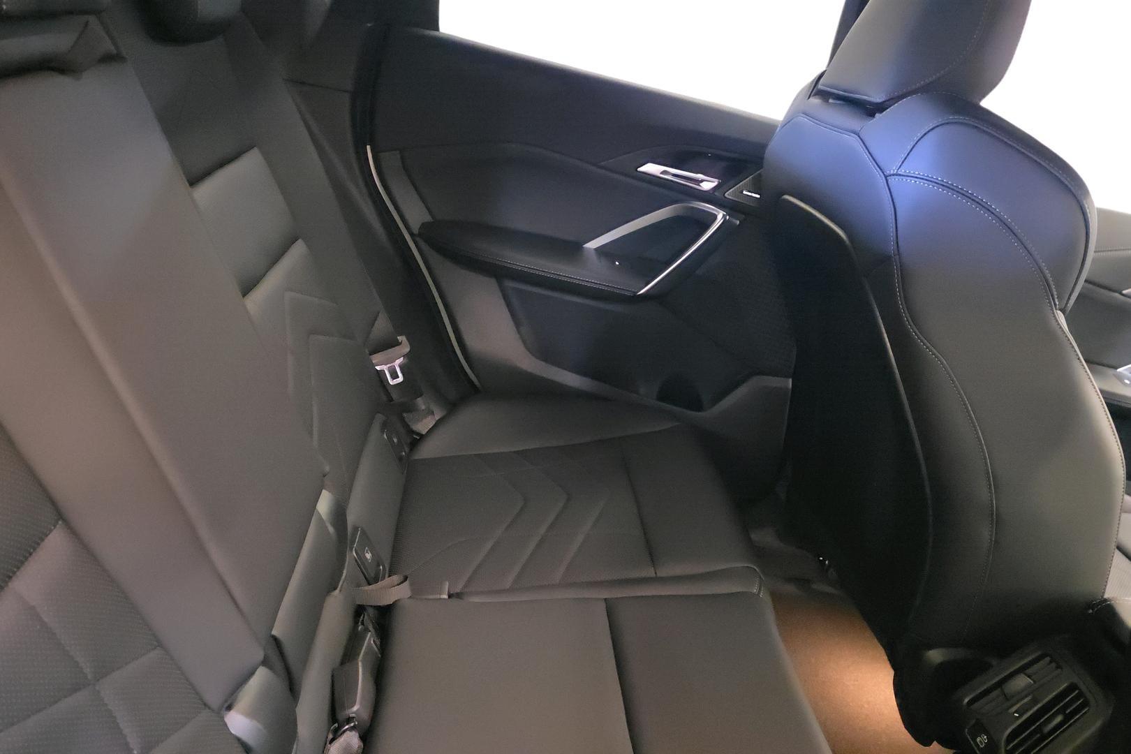 BMW iX1 11