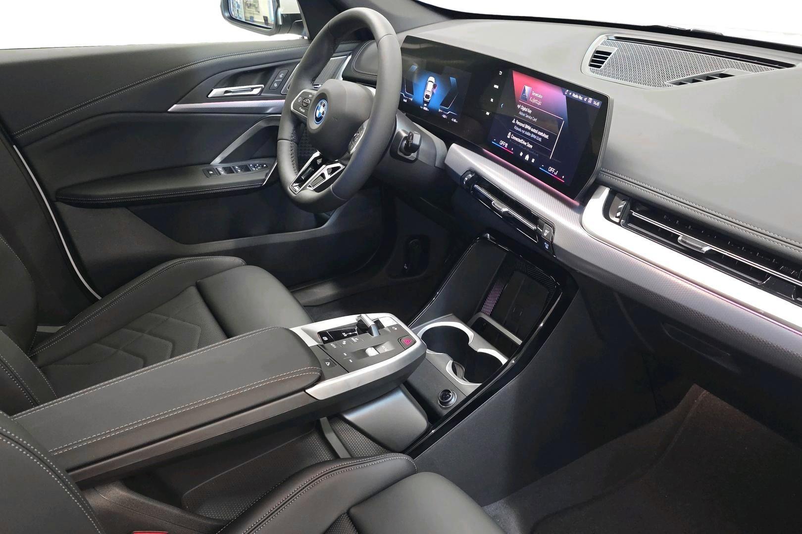 BMW iX1 12