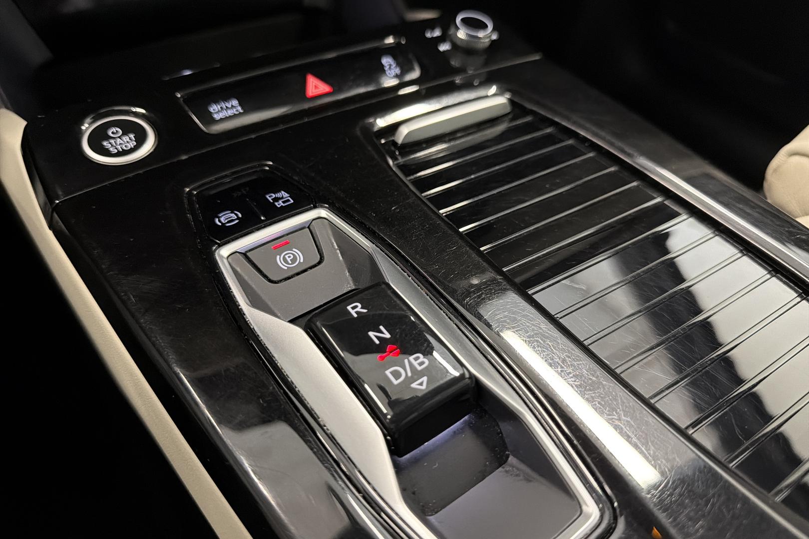 AUDI Q6 e-tron 2025