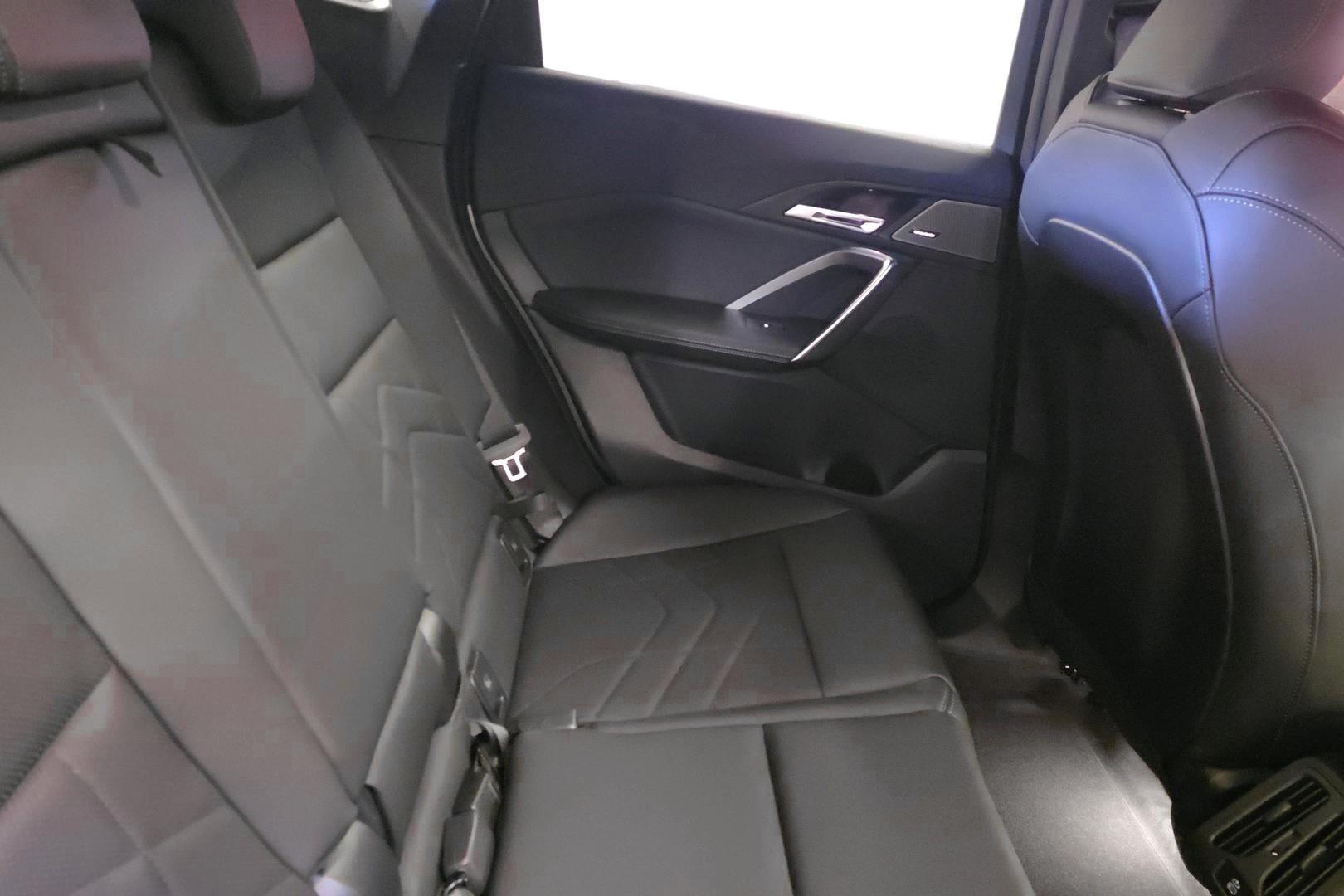 BMW iX1 11