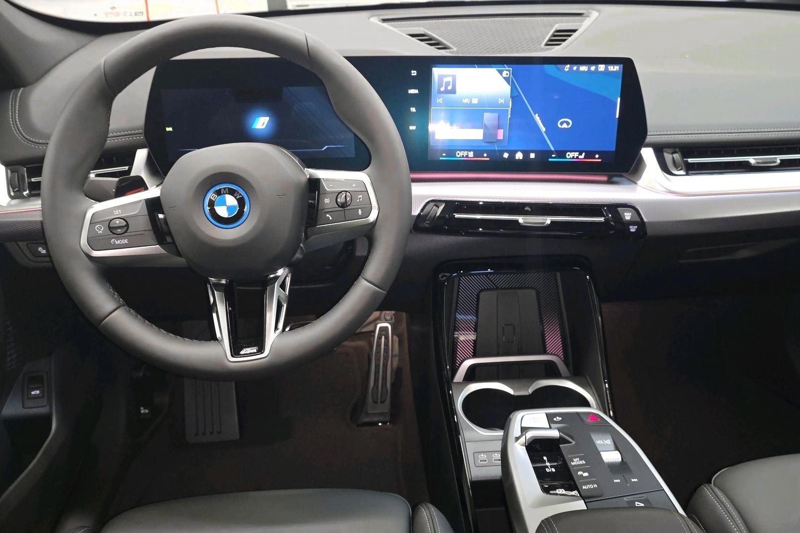 BMW iX1 8