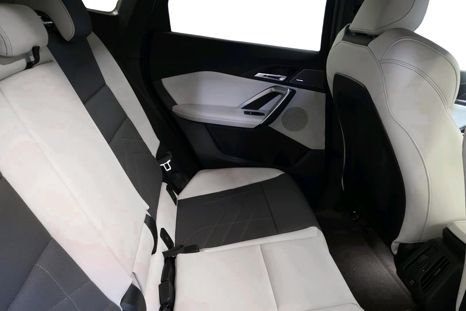 BMW iX1 11