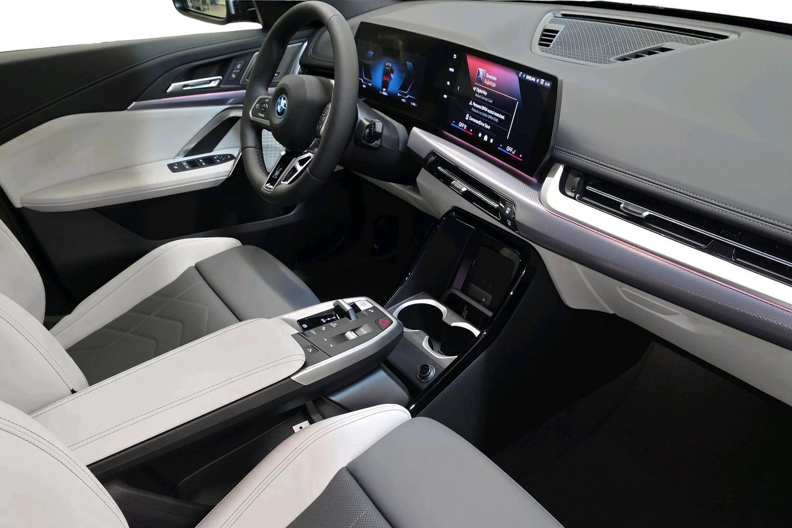 BMW iX1 12