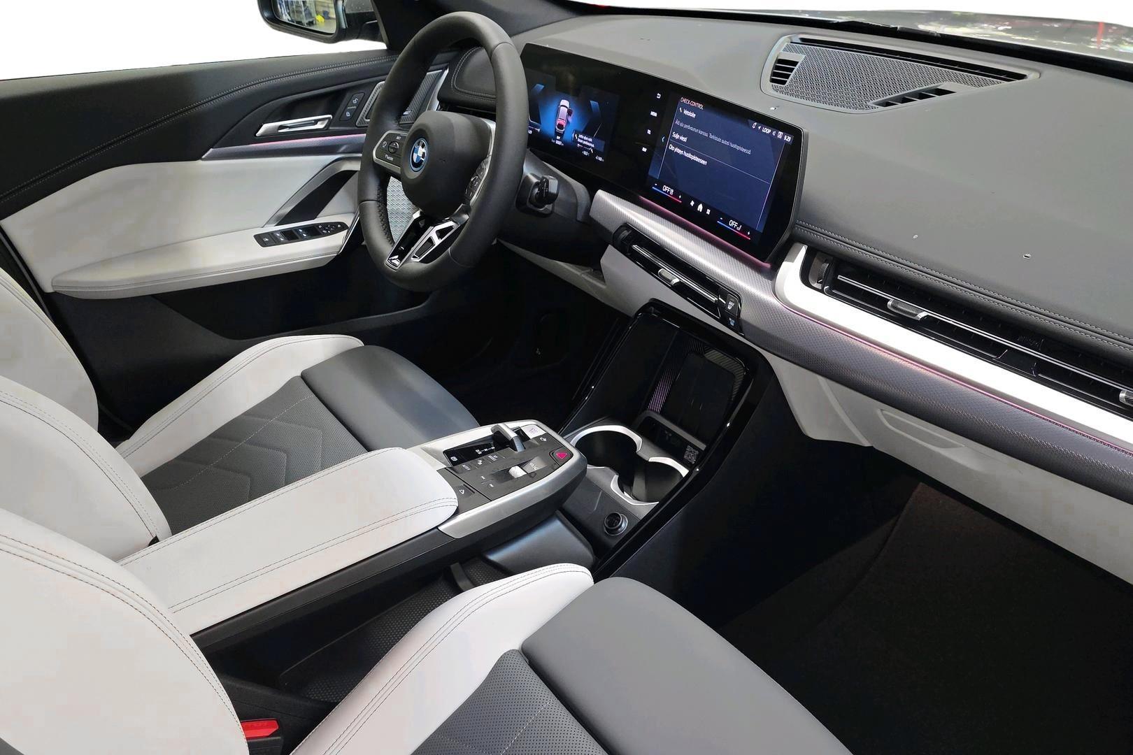 BMW iX1 12