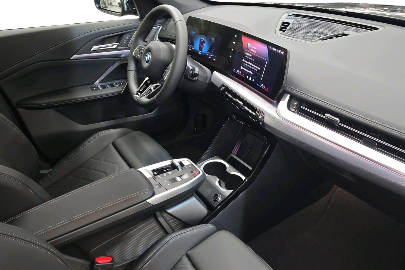 BMW iX1 12