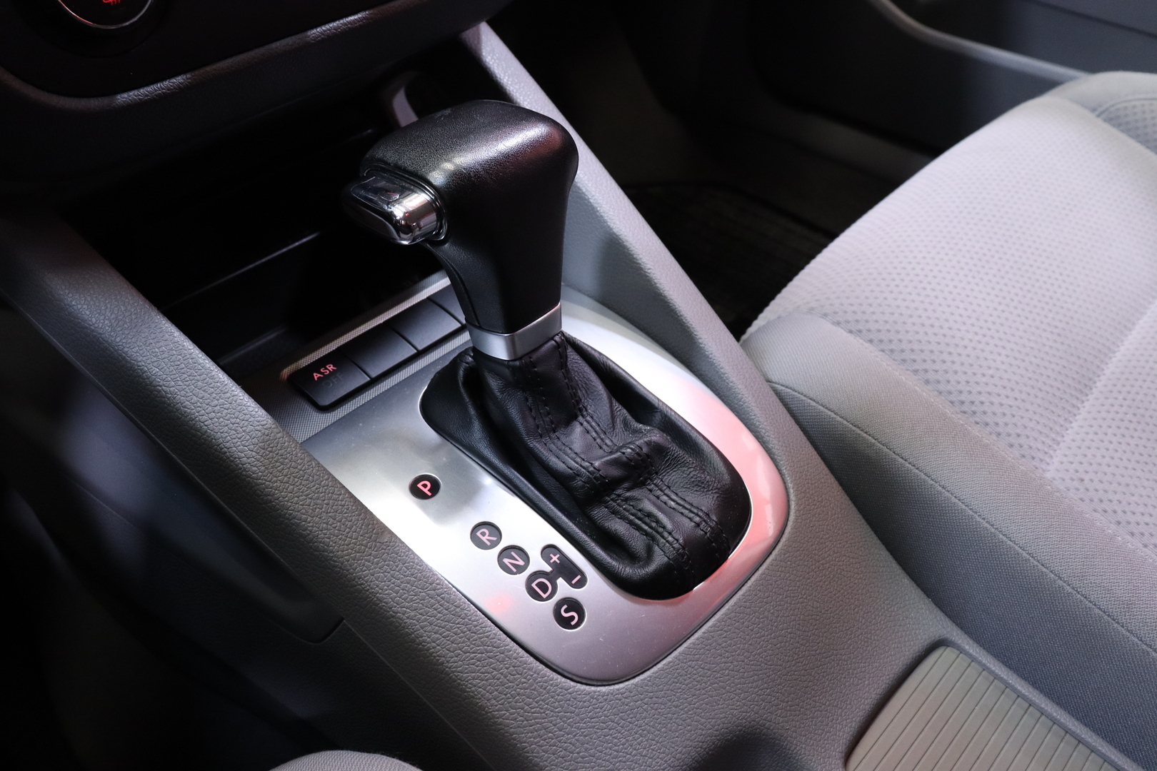 VOLKSWAGEN Golf 2005