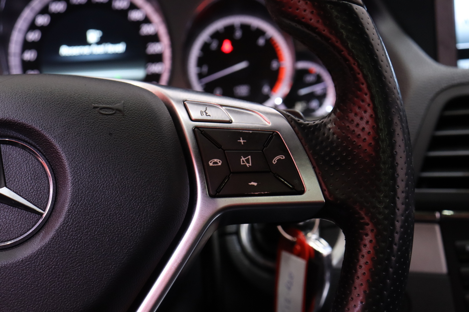 MERCEDES-BENZ E 2012