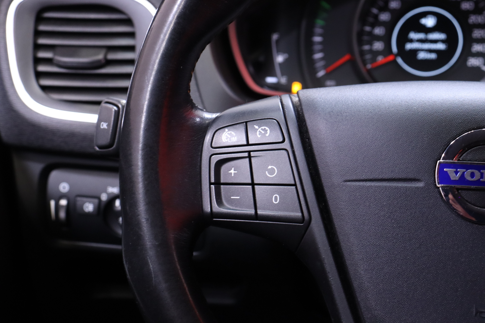 VOLVO V40 2014
