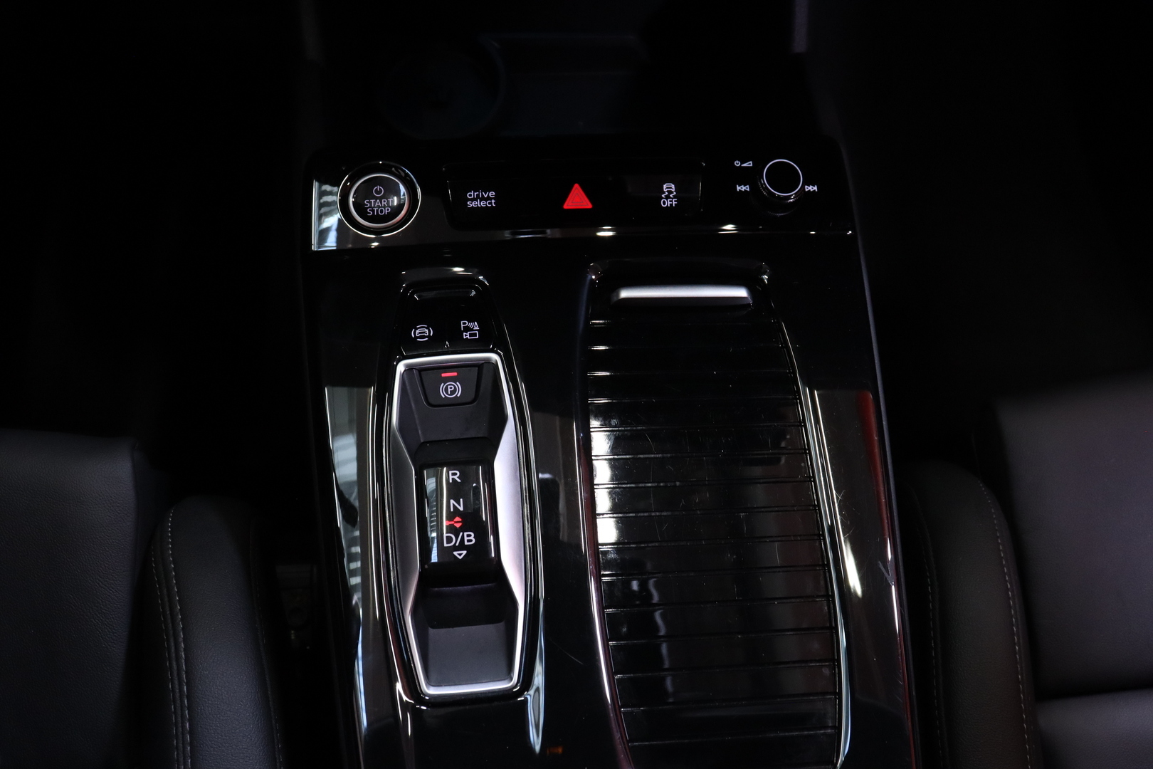 AUDI Q6 e-tron 2025