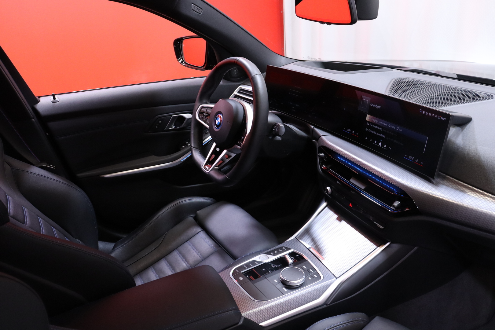 BMW 330 2025