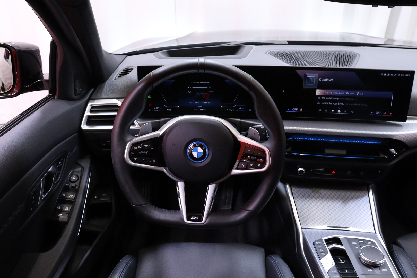 BMW 330 2025