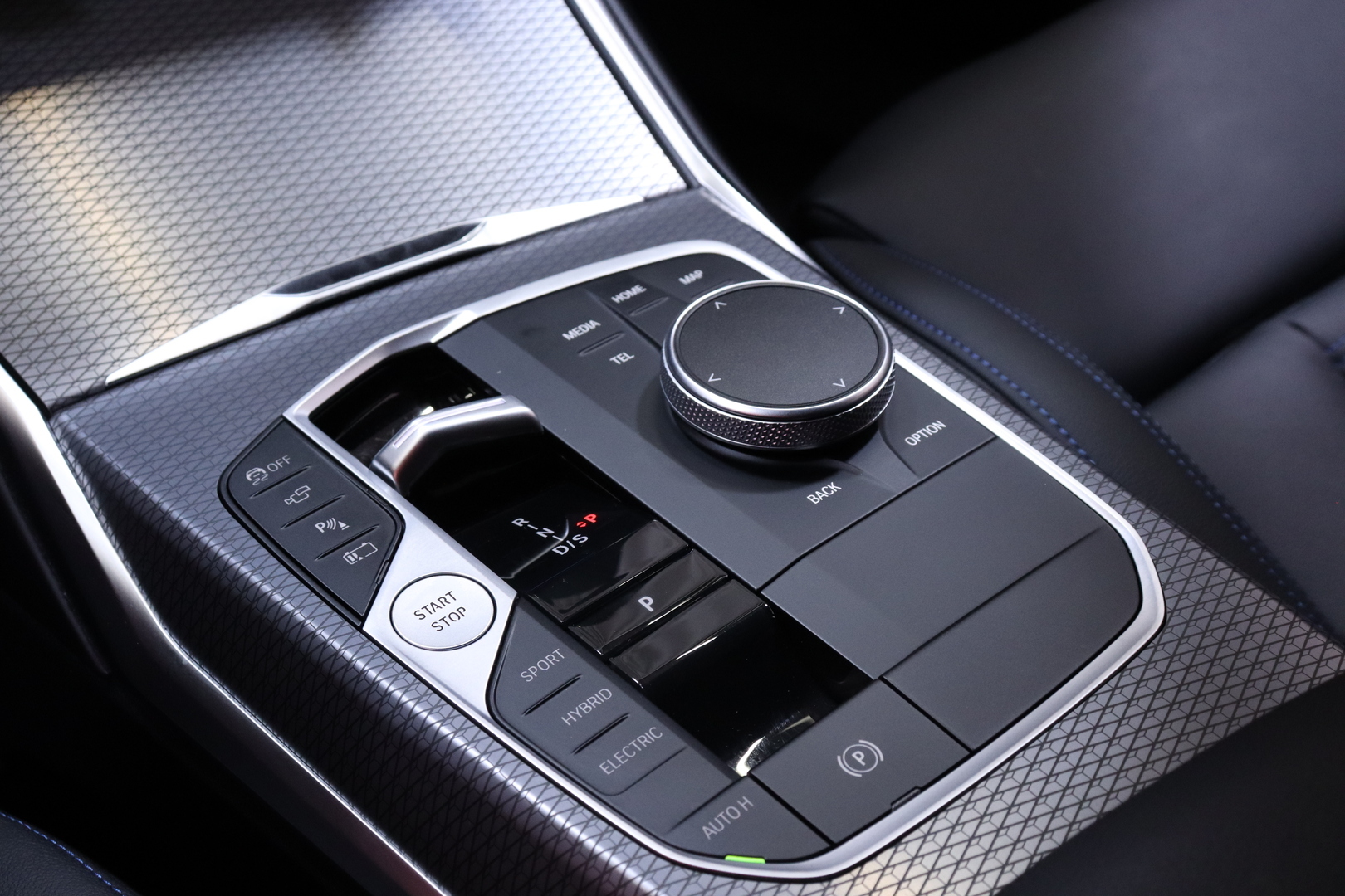 BMW 330 2025