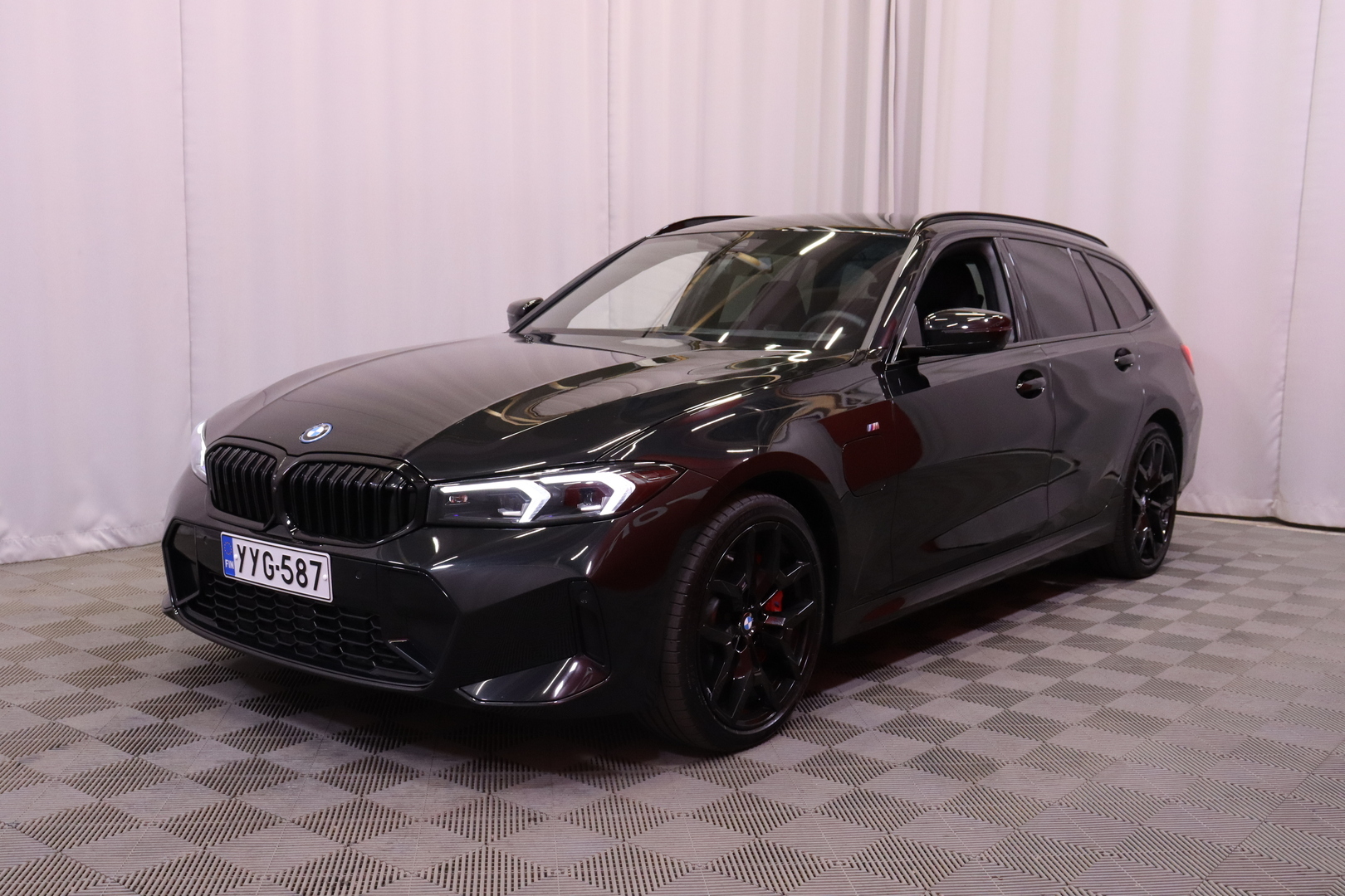 BMW 330 2025