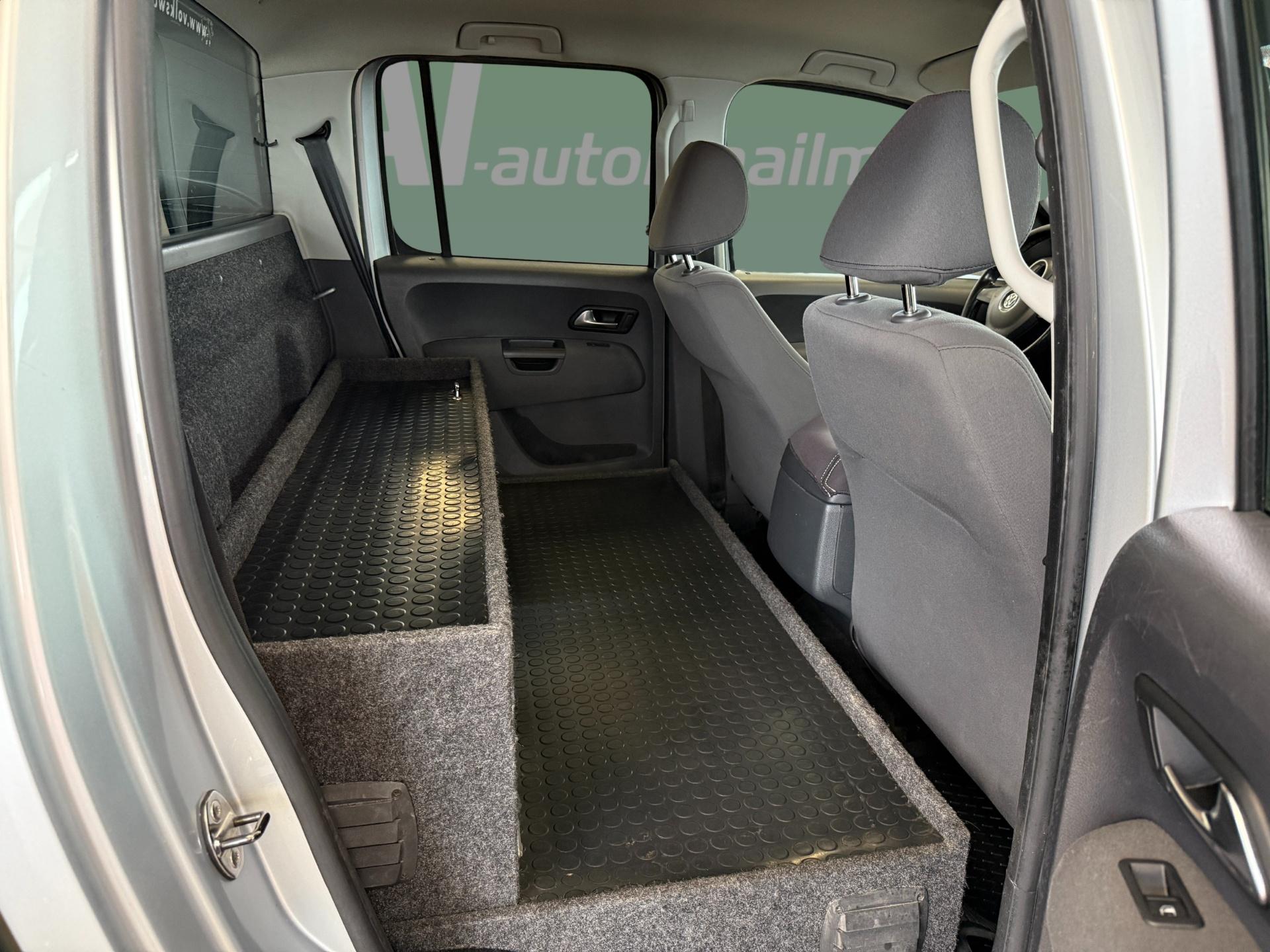 VOLKSWAGEN Amarok 2012