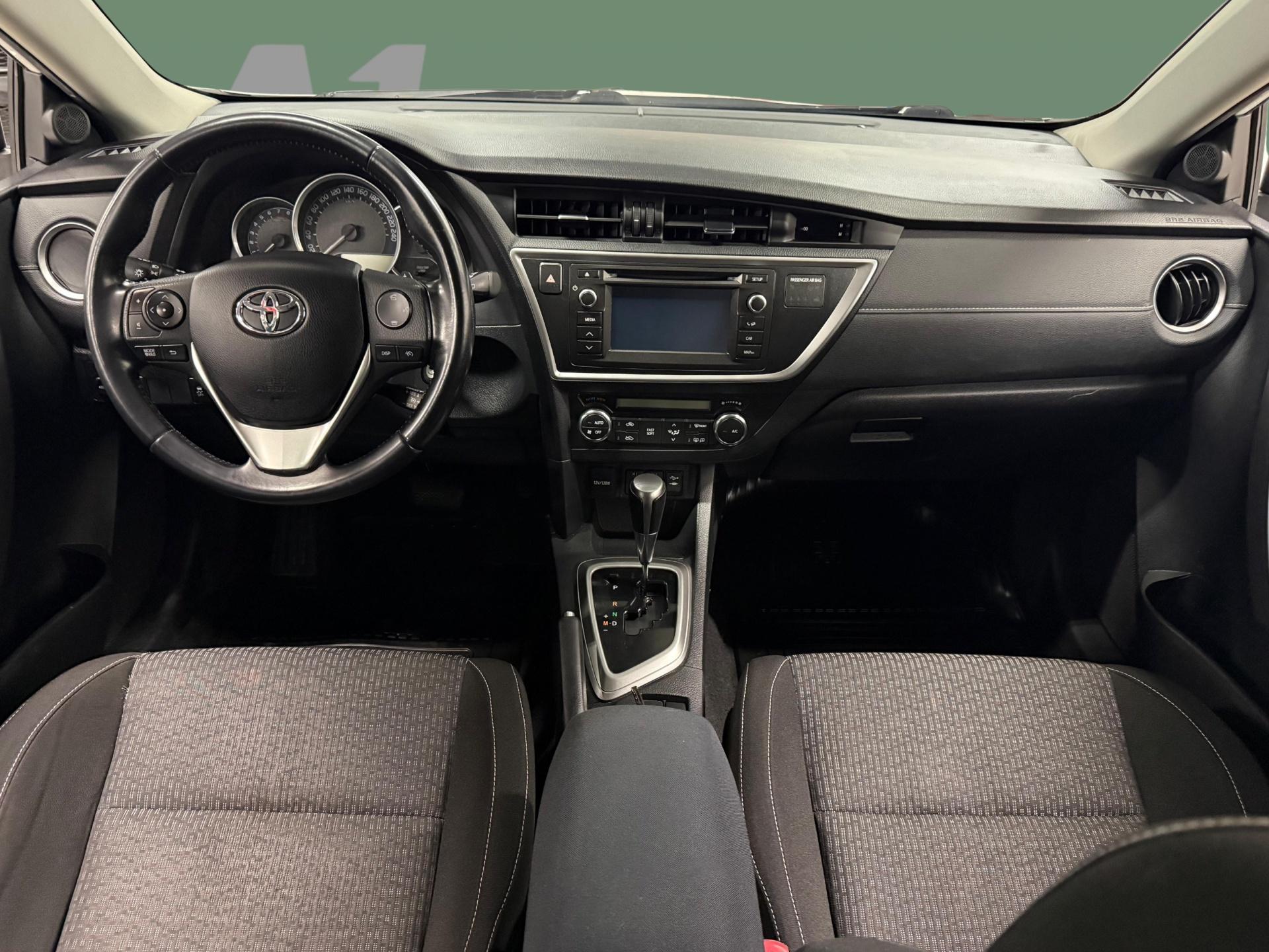 TOYOTA Auris 2015
