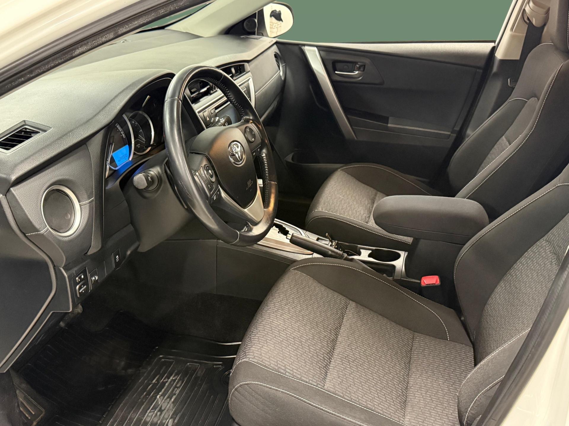 TOYOTA Auris 2015