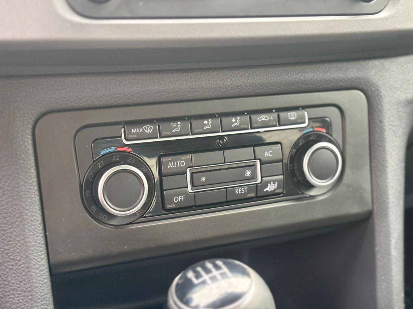 VOLKSWAGEN Amarok 2012