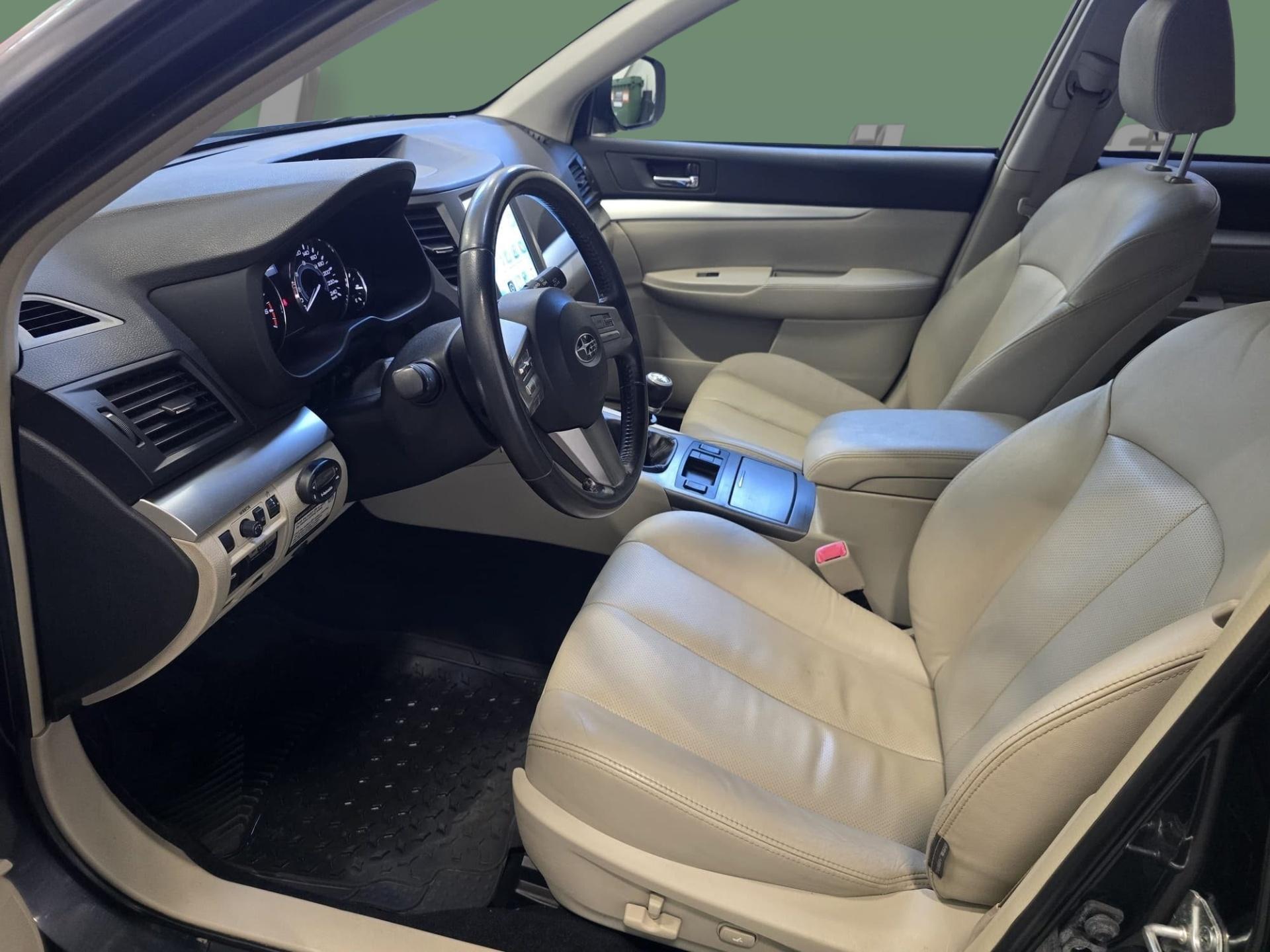 SUBARU Outback 2013