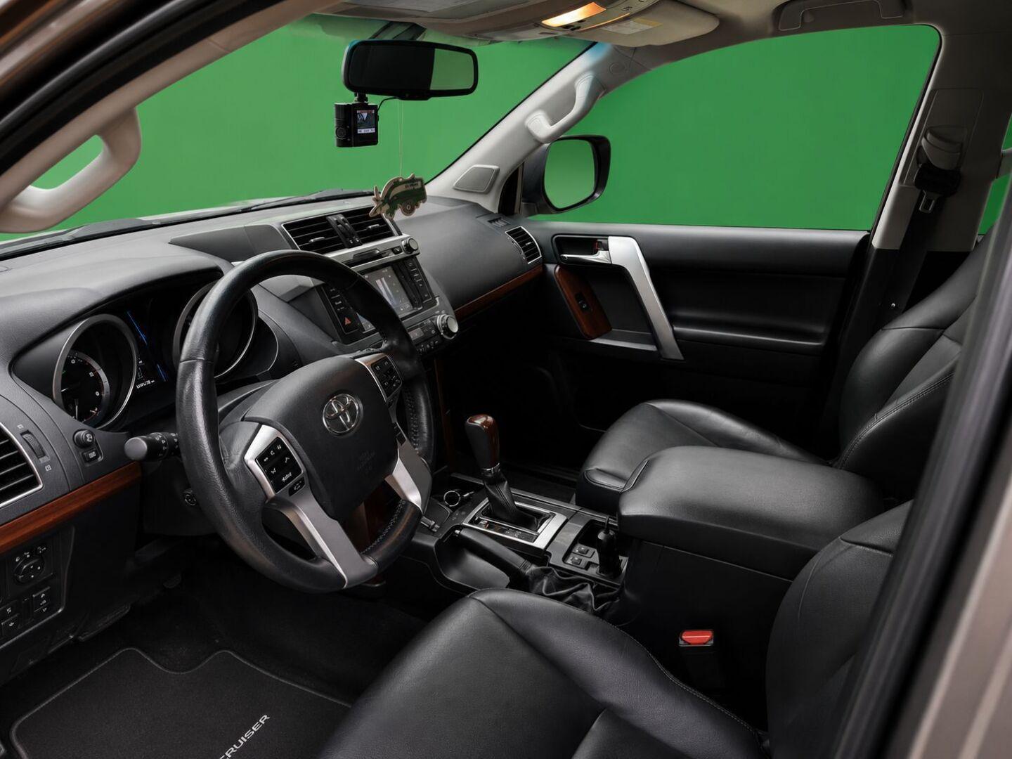 TOYOTA Land Cruiser 2016