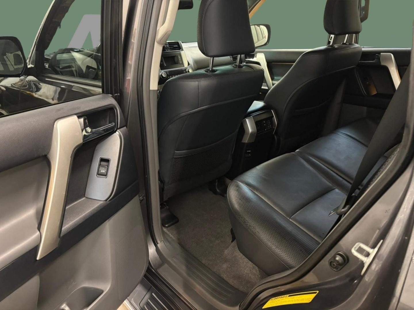 TOYOTA Land Cruiser 2011