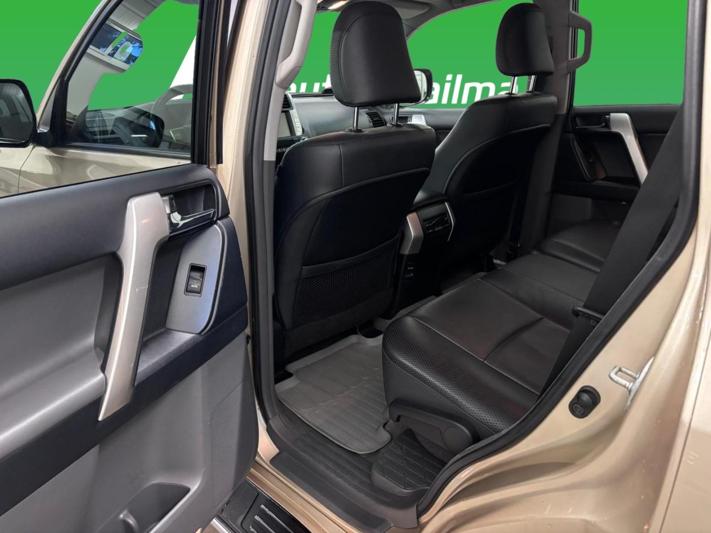 TOYOTA Land Cruiser 2013