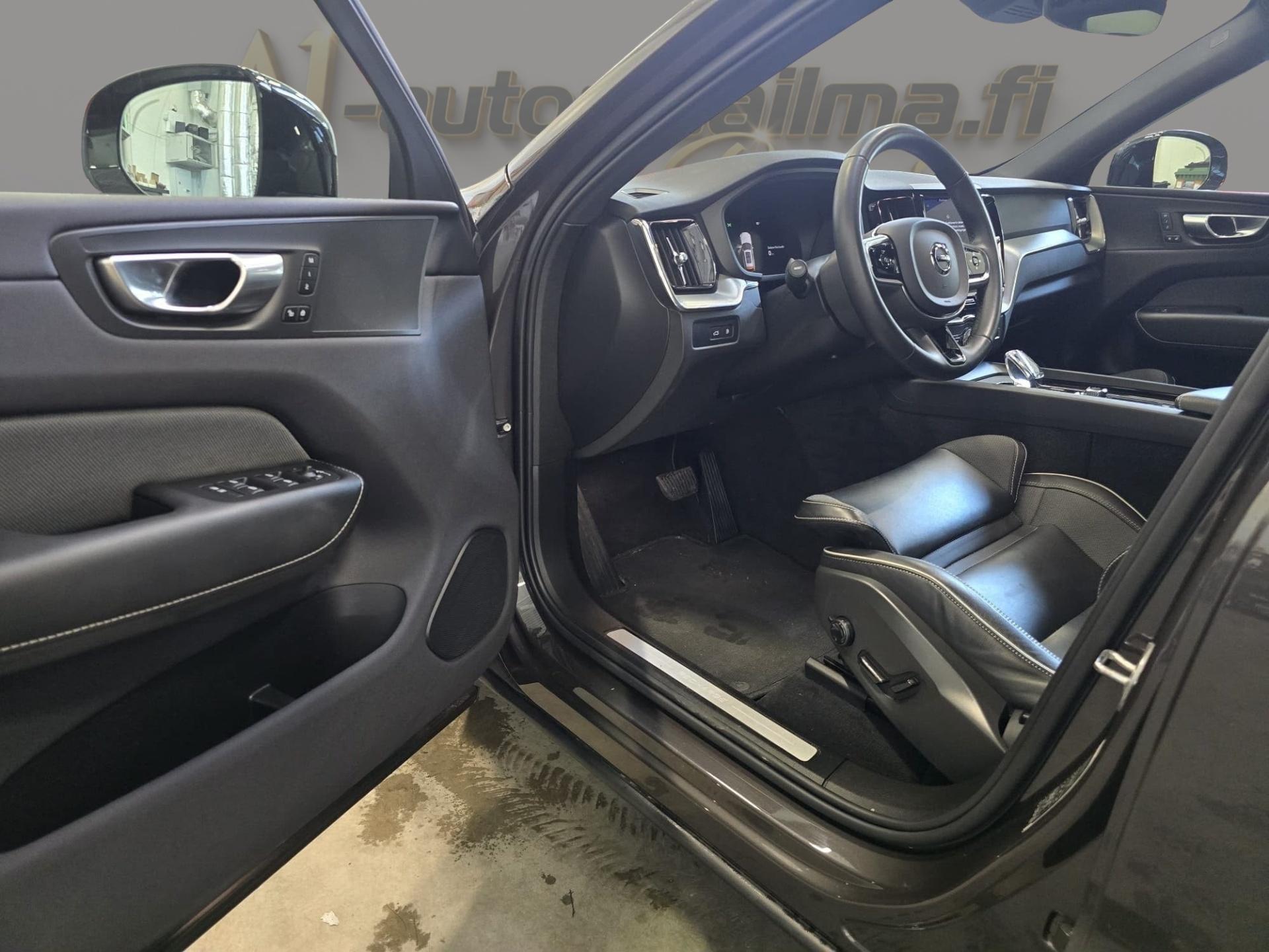 VOLVO XC60 2023