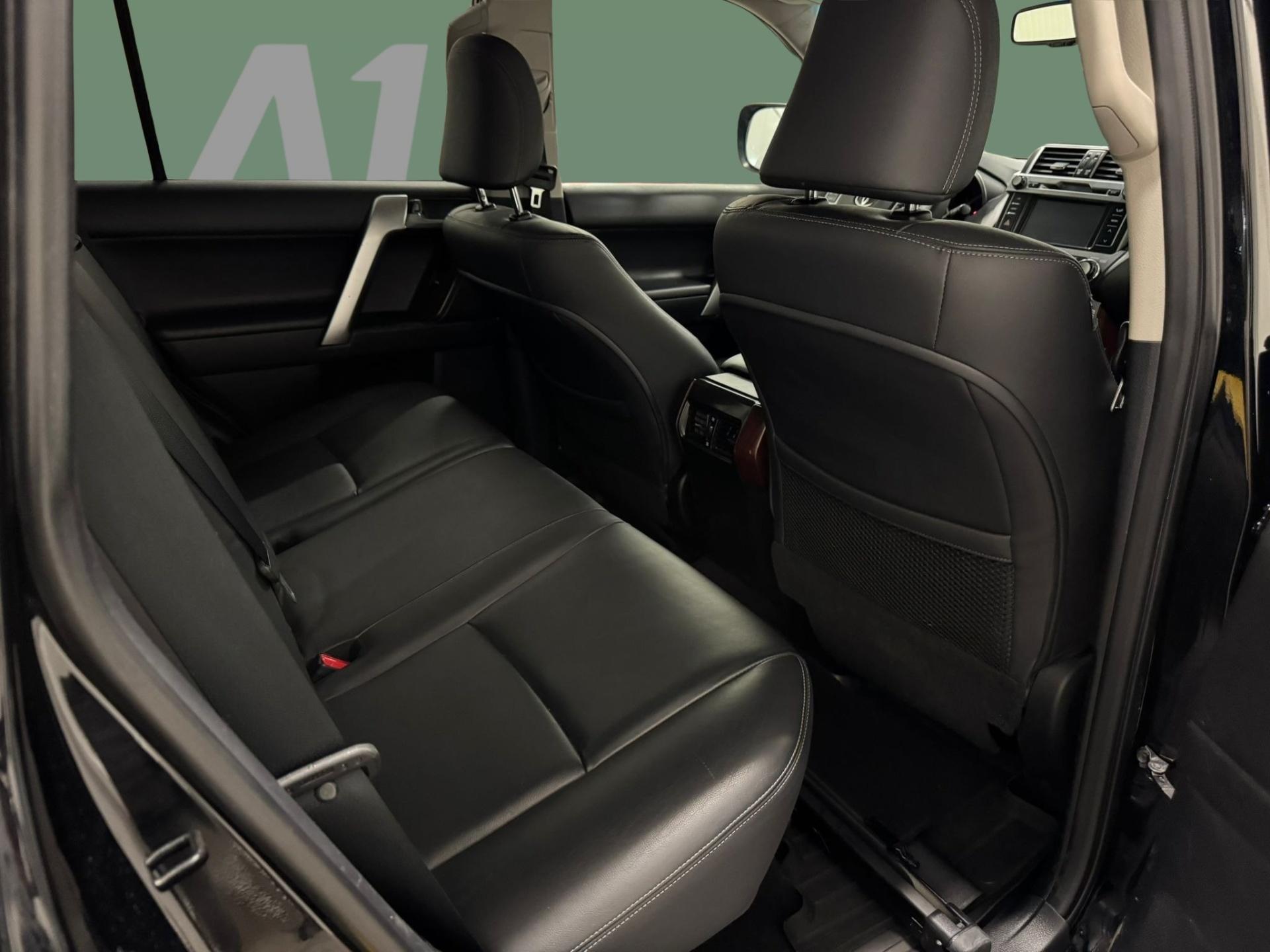 TOYOTA Land Cruiser 2015