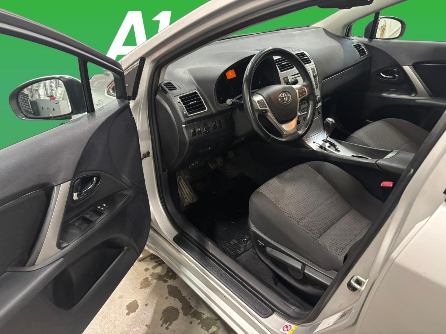 TOYOTA Avensis 2015