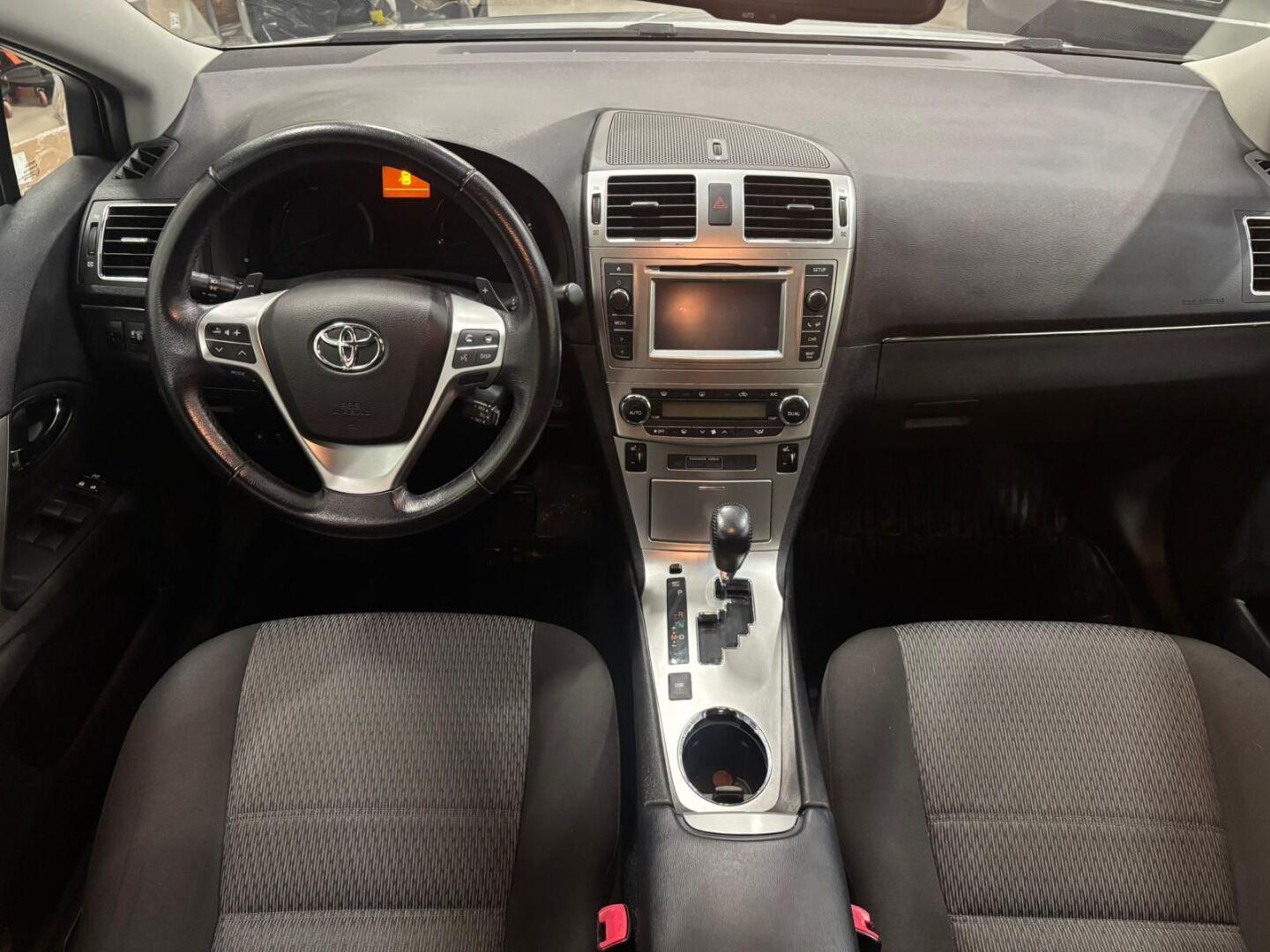 TOYOTA Avensis 2015