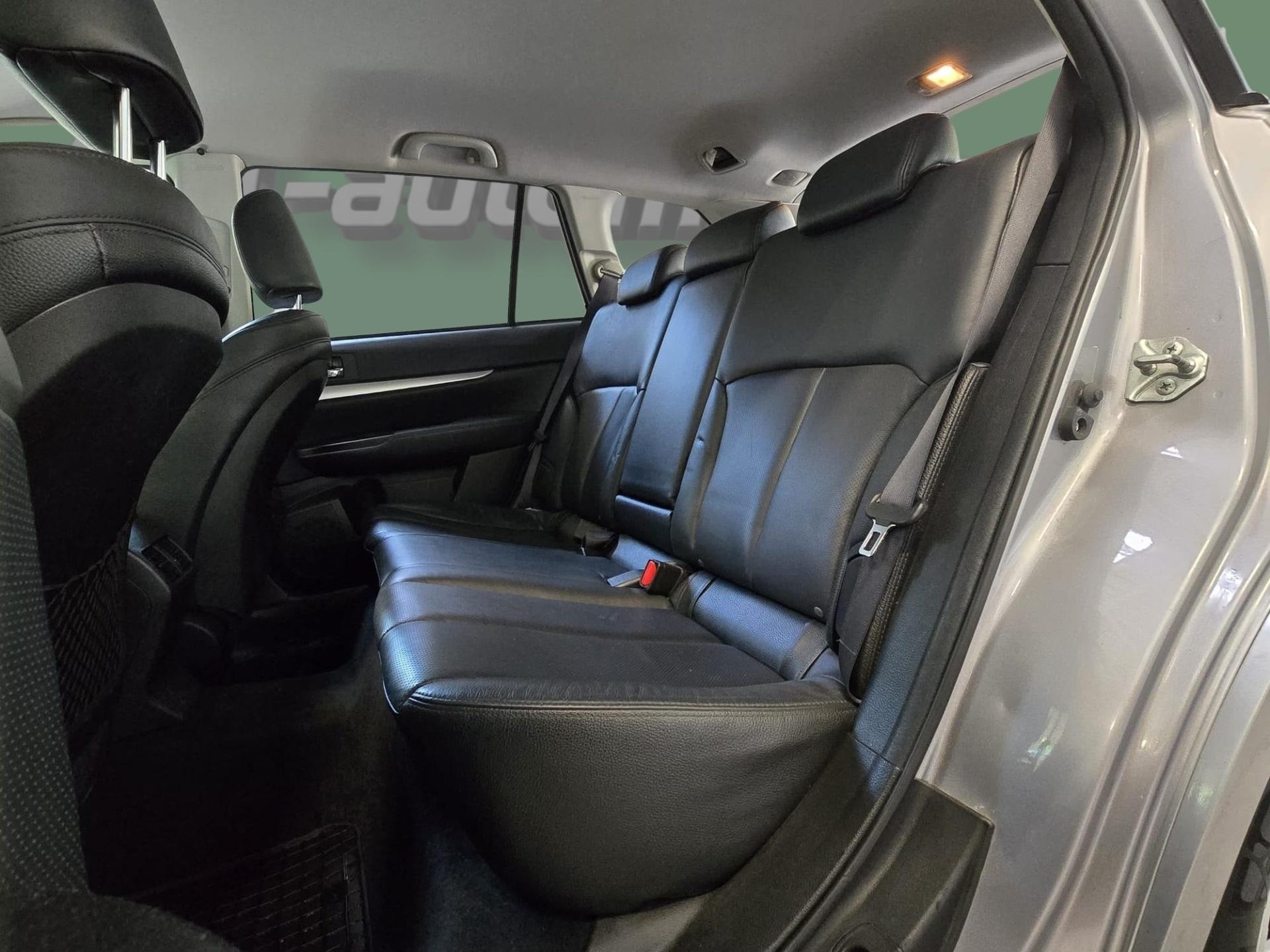 SUBARU Outback 2011