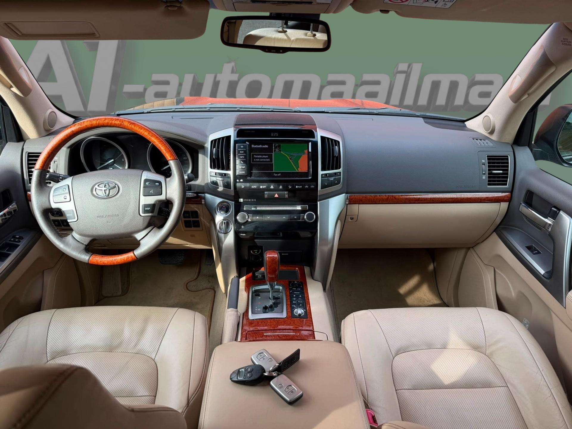 TOYOTA Land Cruiser 2014
