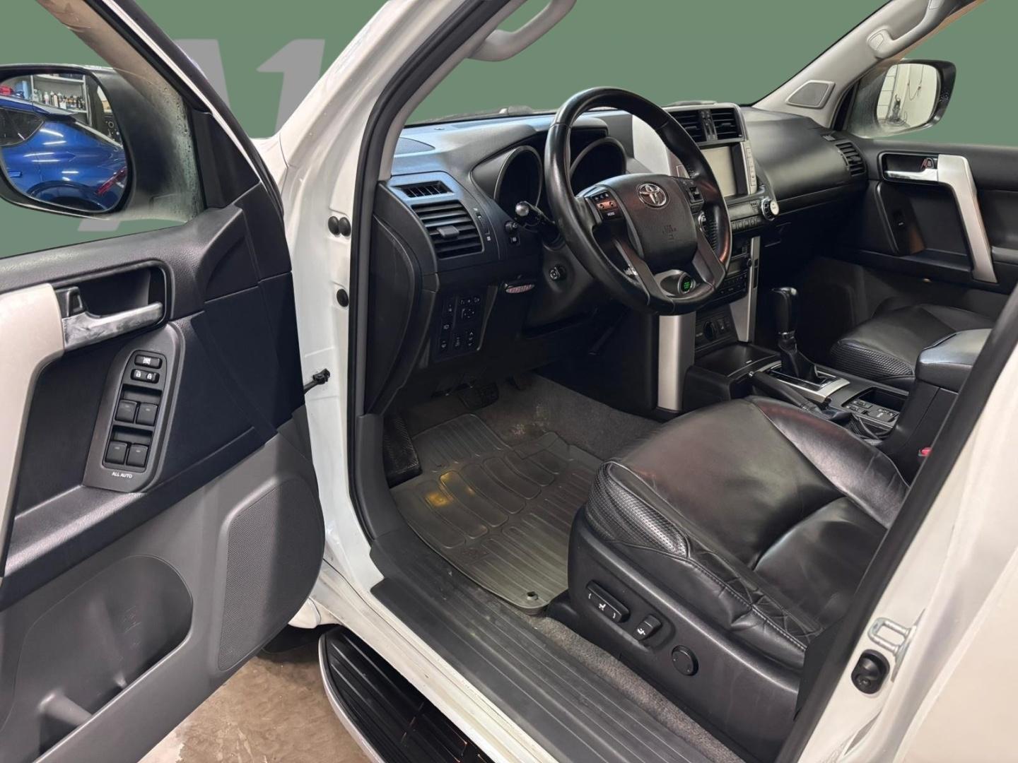 TOYOTA Land Cruiser 2012