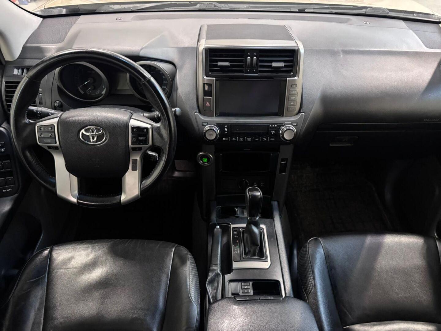 TOYOTA Land Cruiser 2012