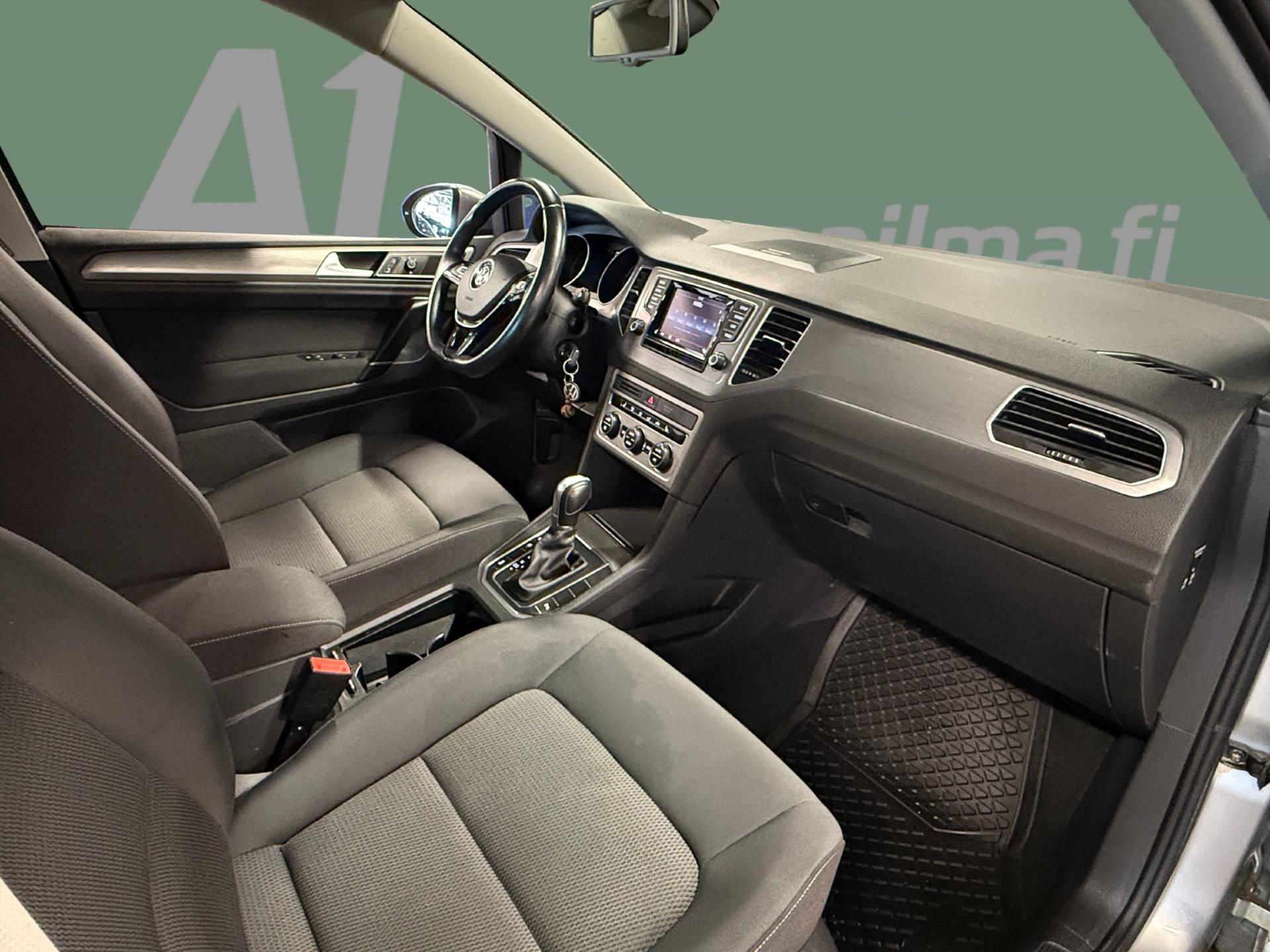 VOLKSWAGEN Golf Sportsvan 2015