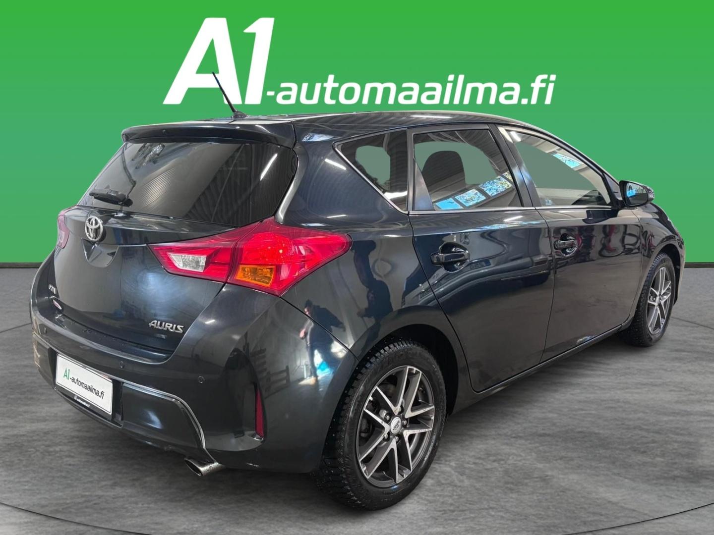 TOYOTA Auris 2015