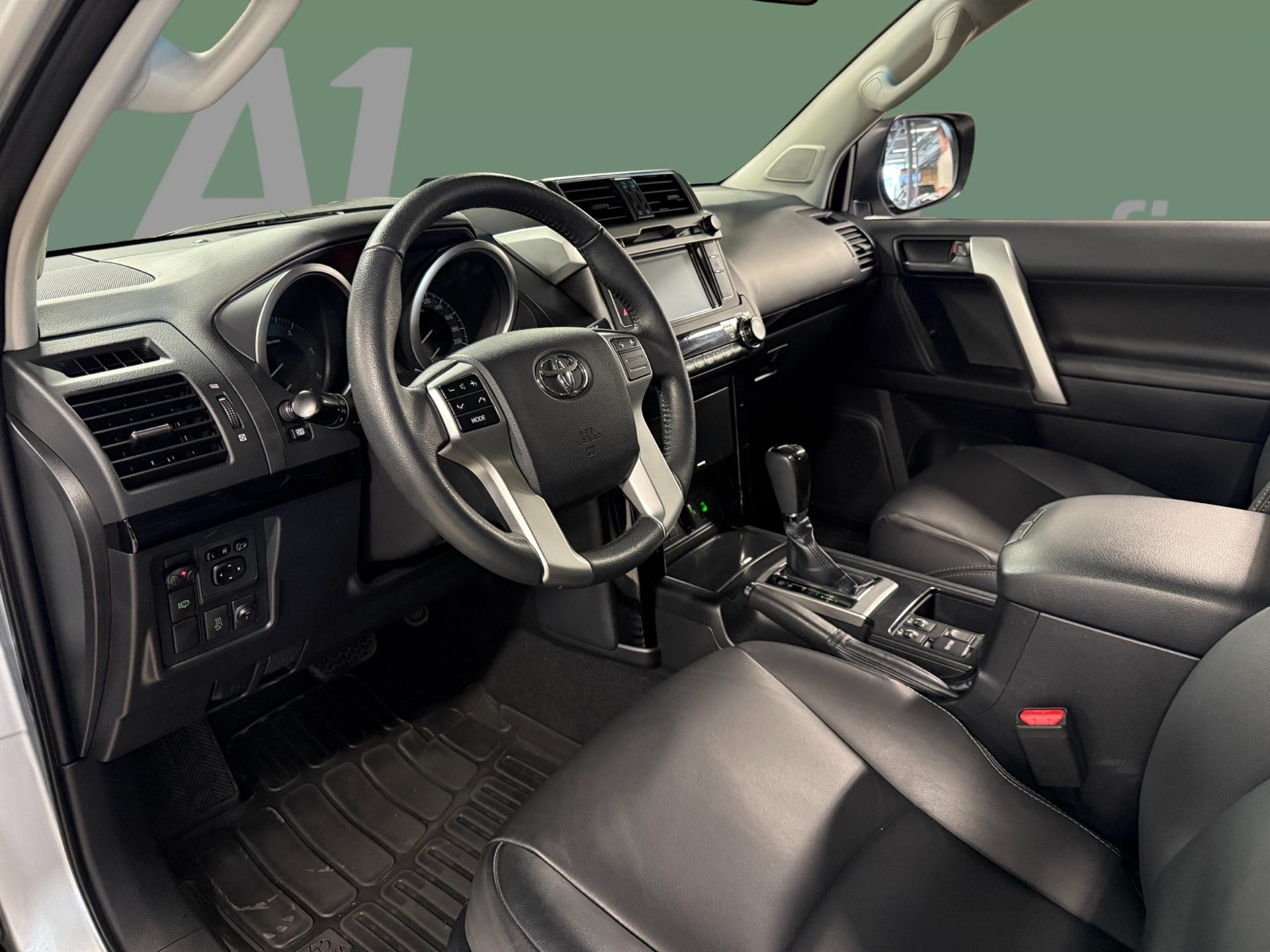 TOYOTA Land Cruiser 2017