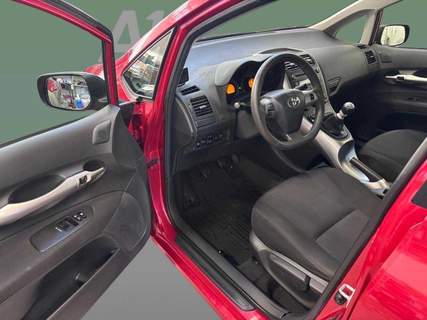 TOYOTA Auris 2010