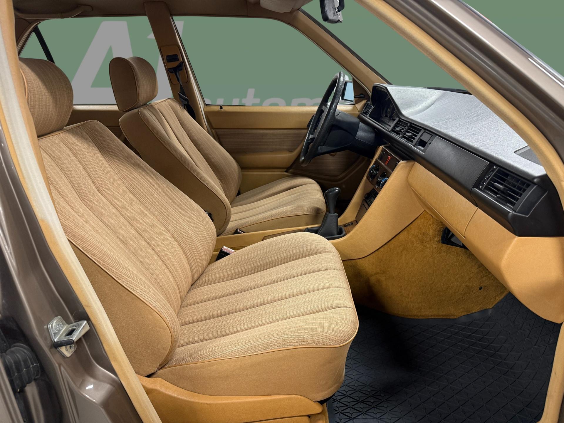 MERCEDES-BENZ 200 1989