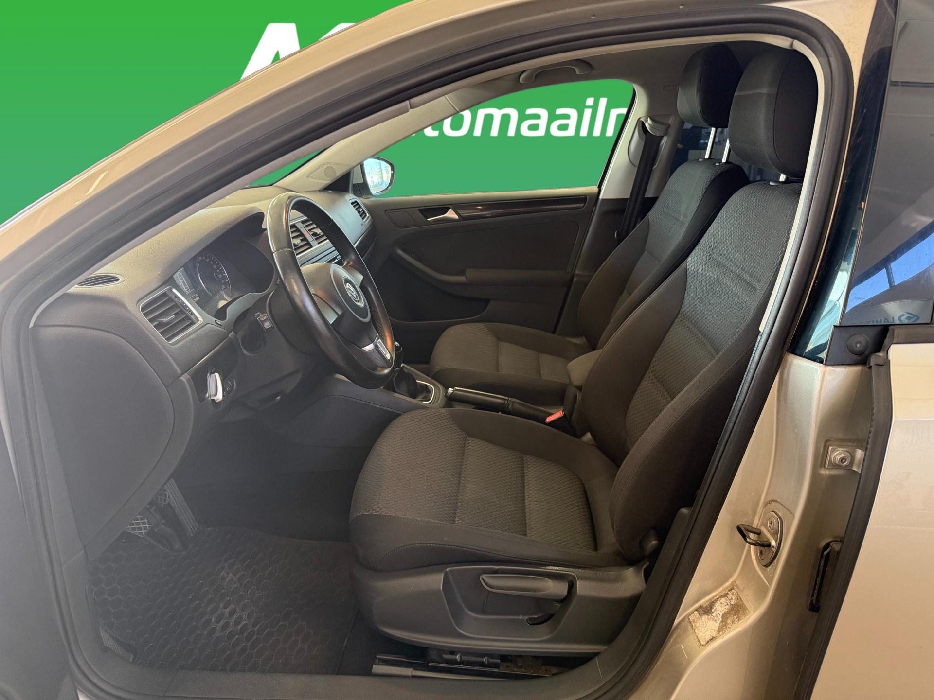 VOLKSWAGEN Jetta 2012