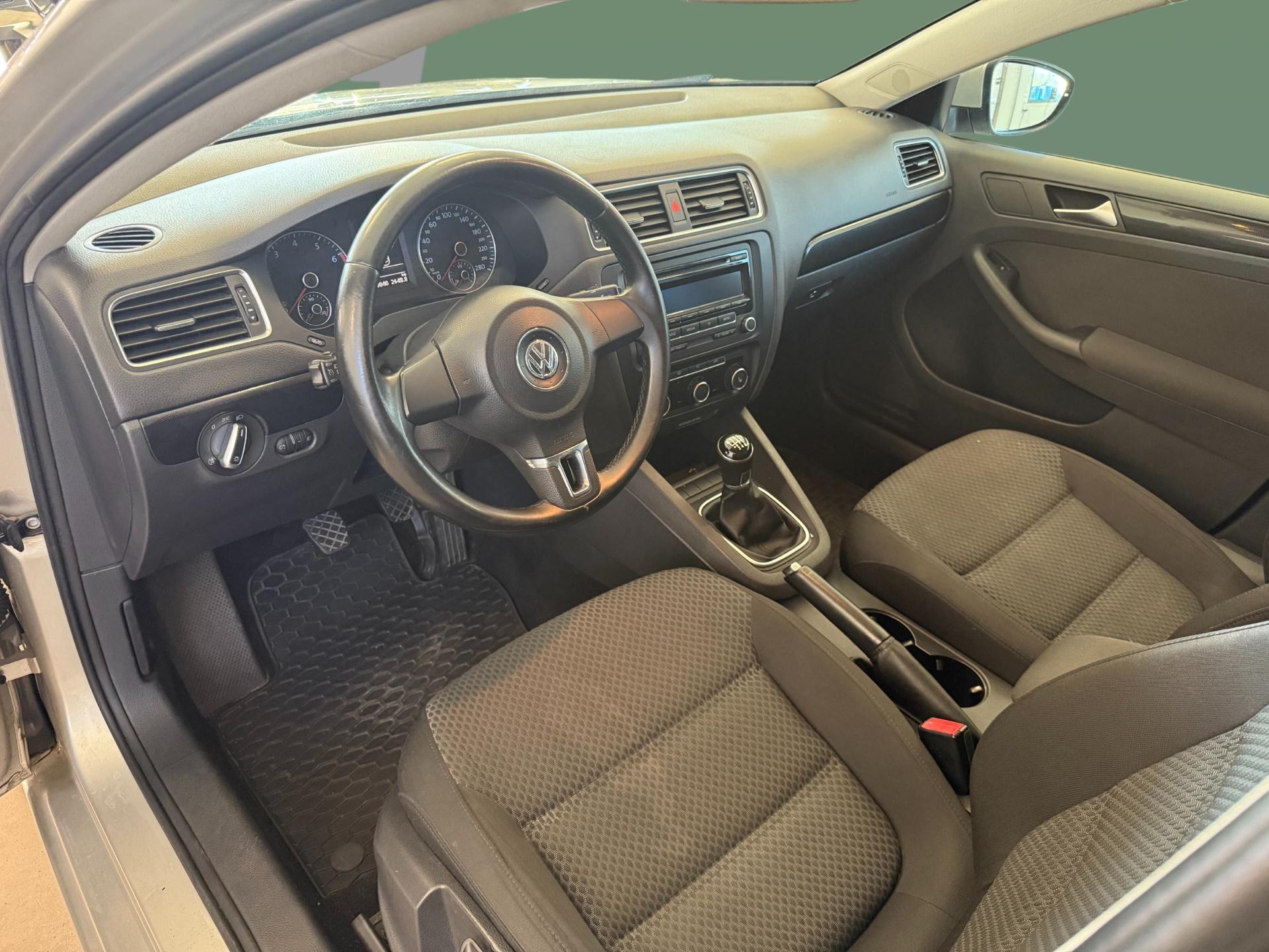 VOLKSWAGEN Jetta 2012