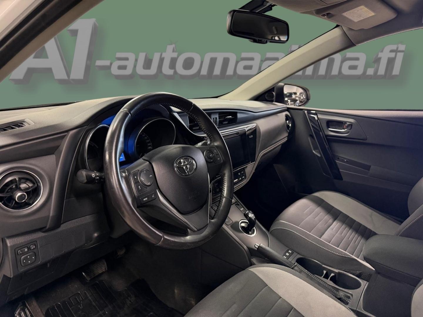 TOYOTA Auris 2015