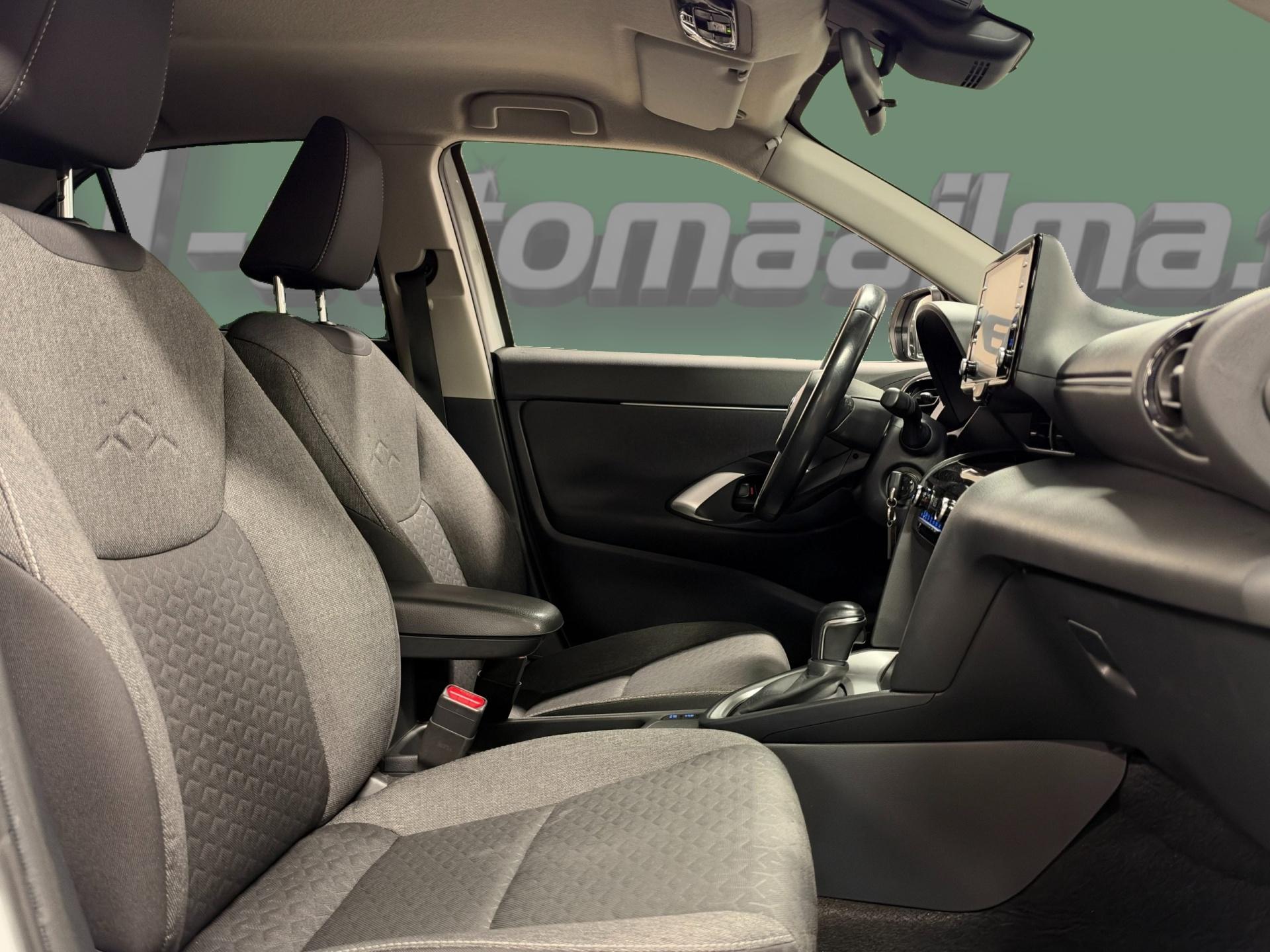 TOYOTA Yaris Cross 13