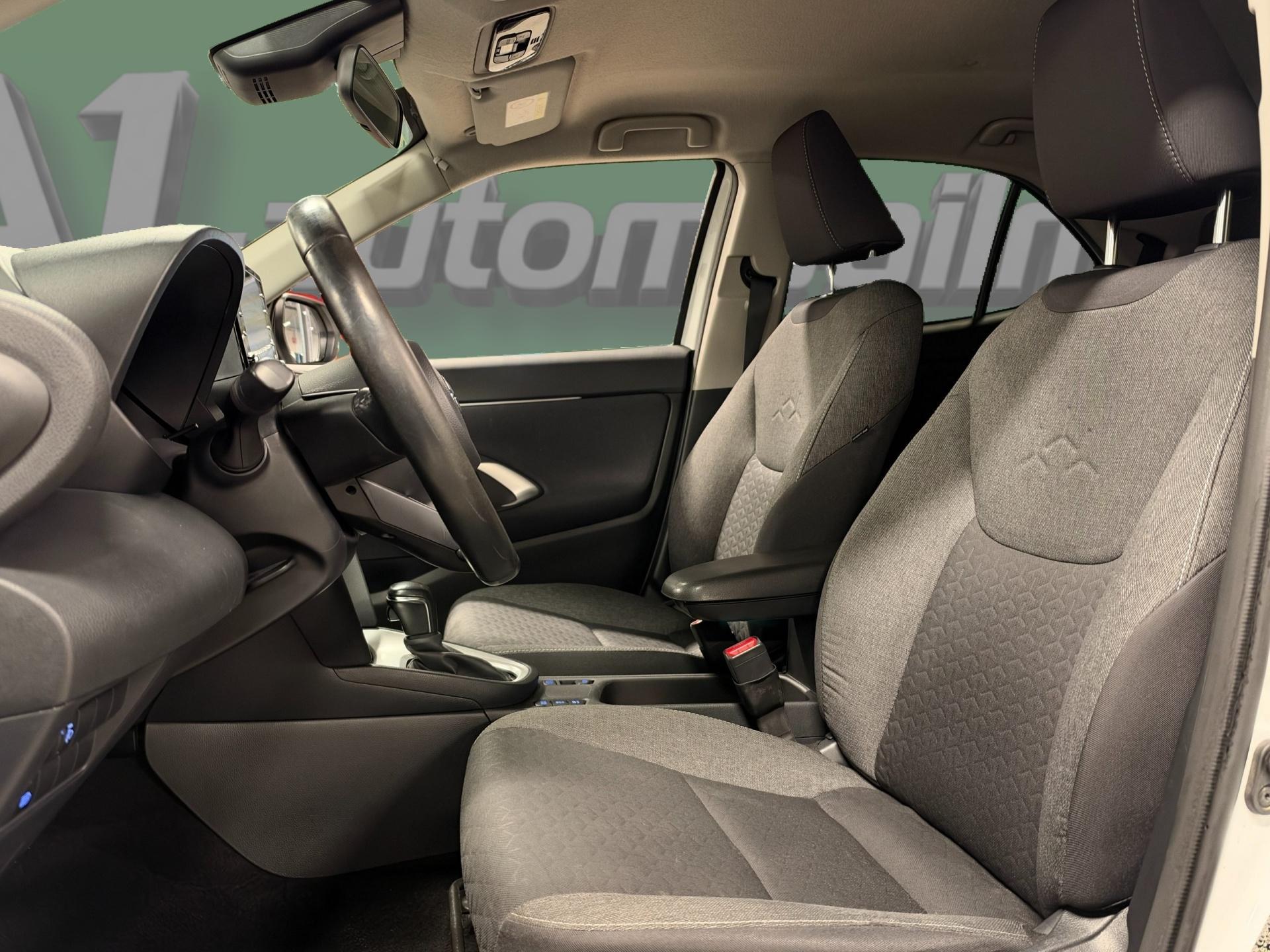 TOYOTA Yaris Cross 9