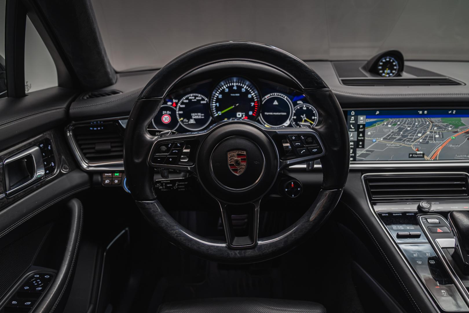 PORSCHE Panamera 2017