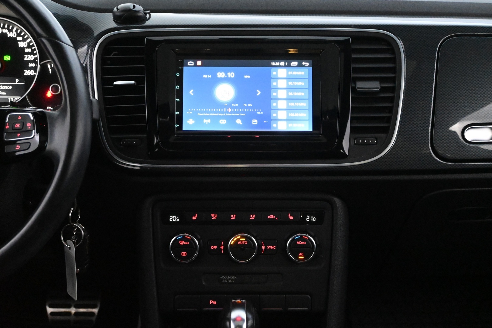 VOLKSWAGEN Beetle 2012