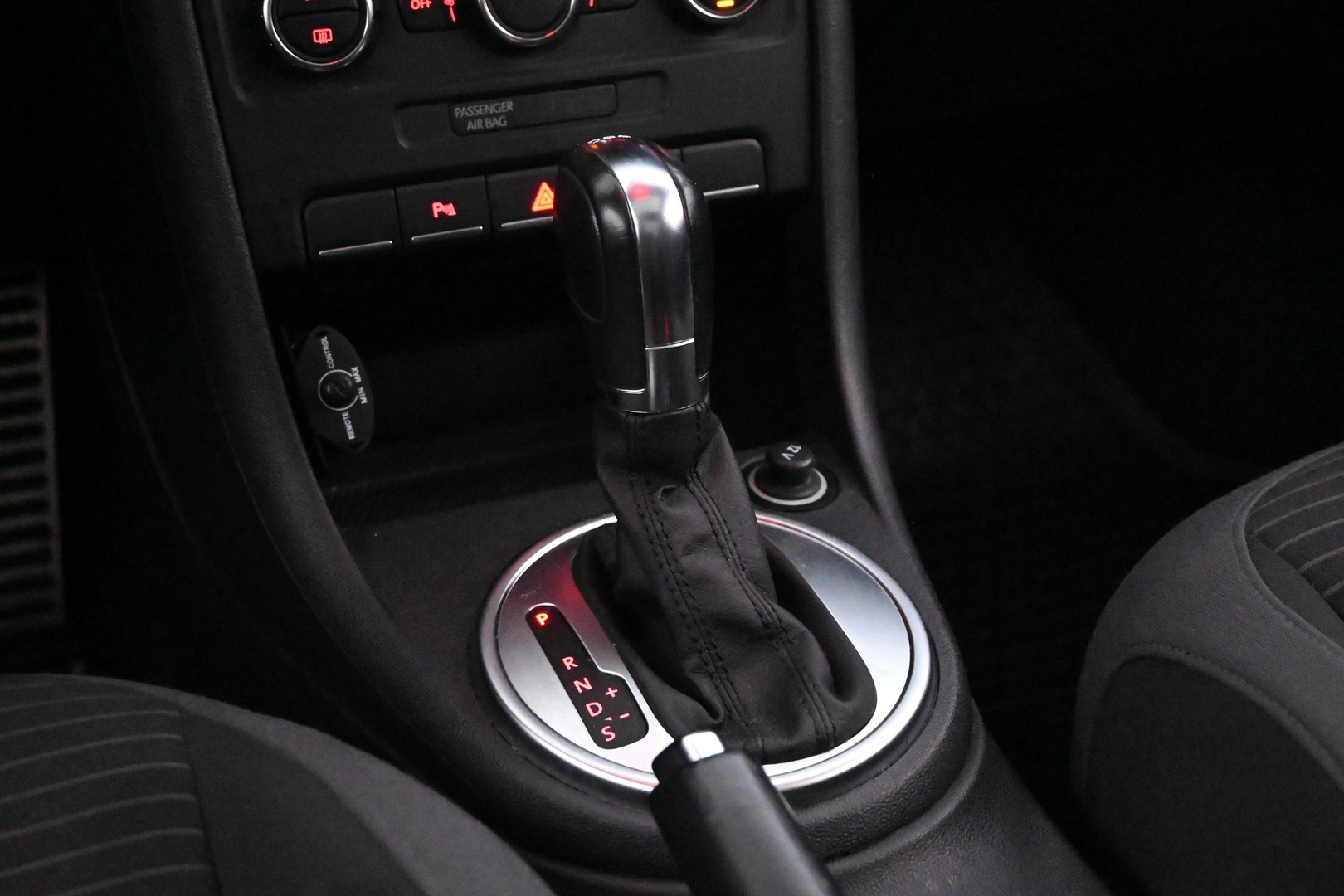 VOLKSWAGEN Beetle 2012