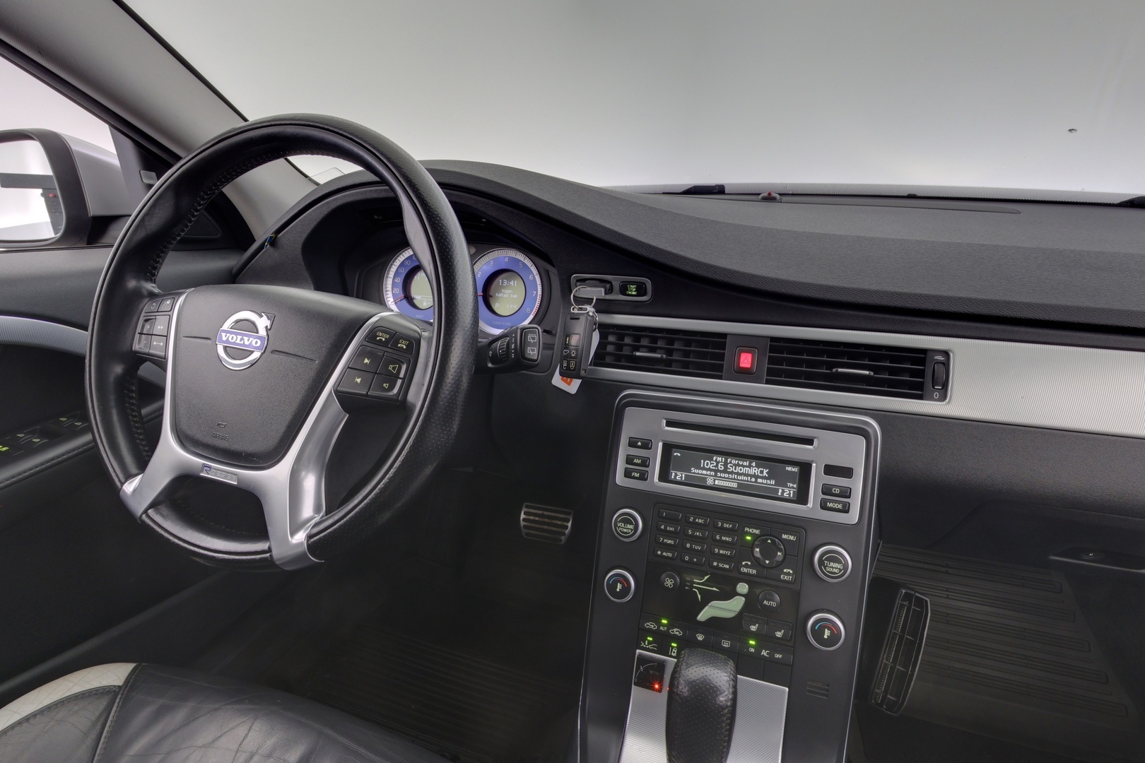 VOLVO V70 2011